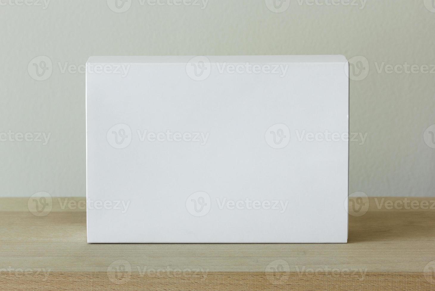blanco blanco cartulina paquete caja Bosquejo en de madera mesa foto
