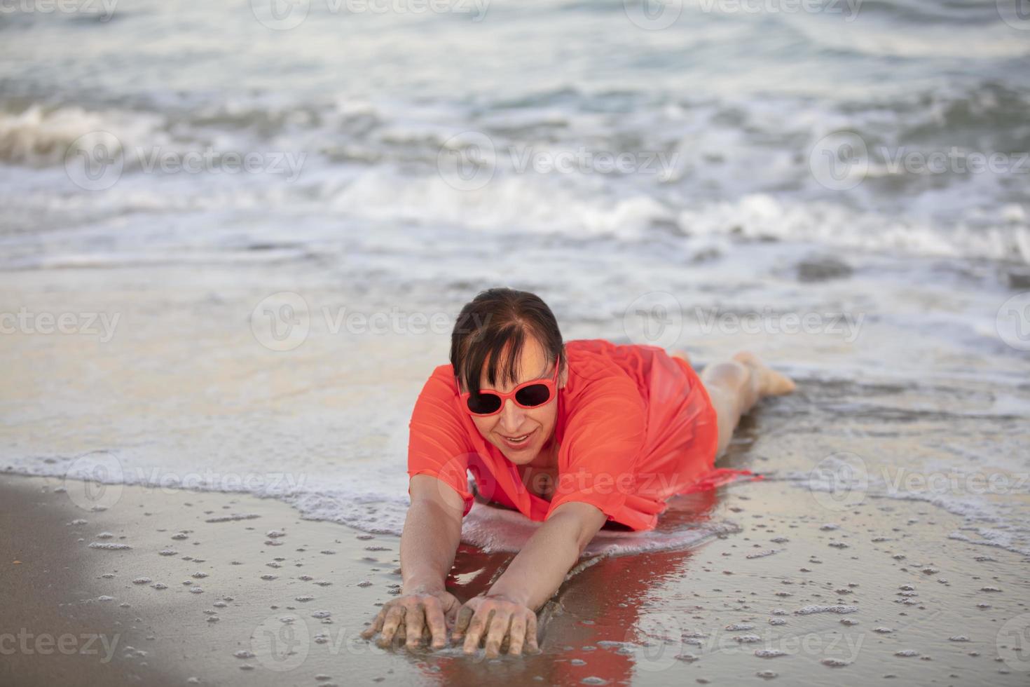 contento mujer a el mar..retrato de un mayor mujer baños en el mar foto