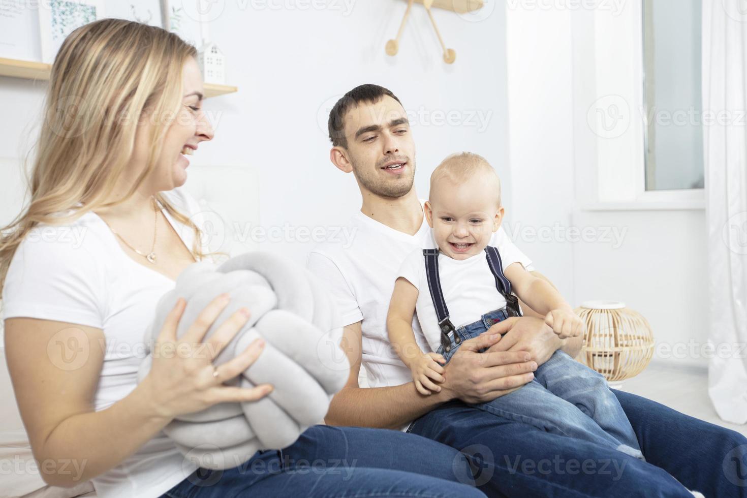 familia aislado a hogar. mamá papá y pequeño niño. foto