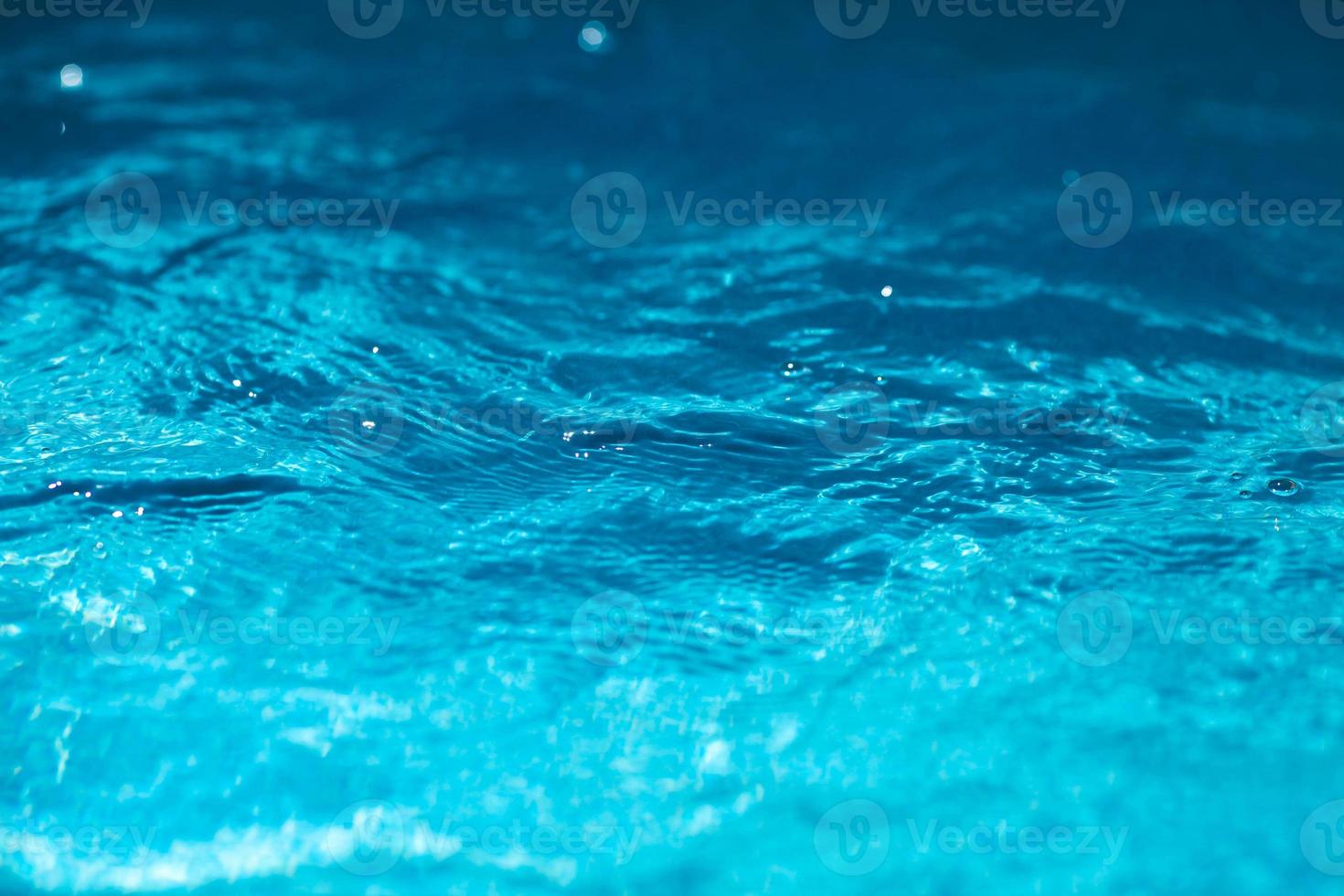 de cerca de azul agua en el piscina. lado vista. bokeh ligero antecedentes en el piscina. foto