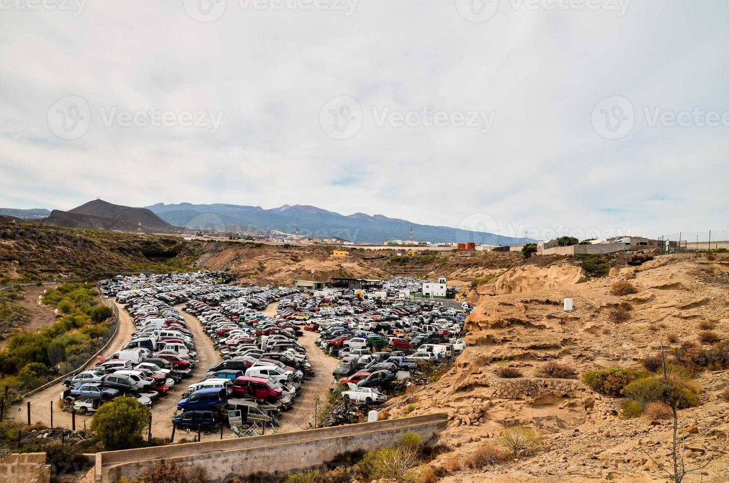 un cementerio de autos foto