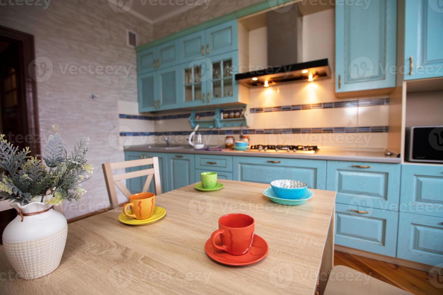 cocina en un pequeño departamento. mesa con tazas en un antecedentes de el cocina. foto