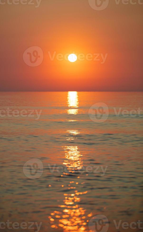 antecedentes puesta de sol en el mar verticalmente hermosa puesta de sol. Oceano en el noche. foto