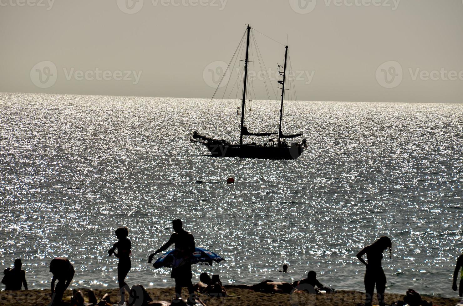 un barco en el mar foto