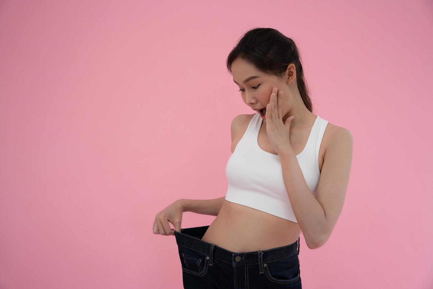 mujer demostración resultados de dieta. hermosa forma. hembra tener un reducido cintura Talla después debajo yendo un peso pérdida corso lata no vestir pantalones debido a peso pérdida. balance, control, rutinas, ejercicio. foto