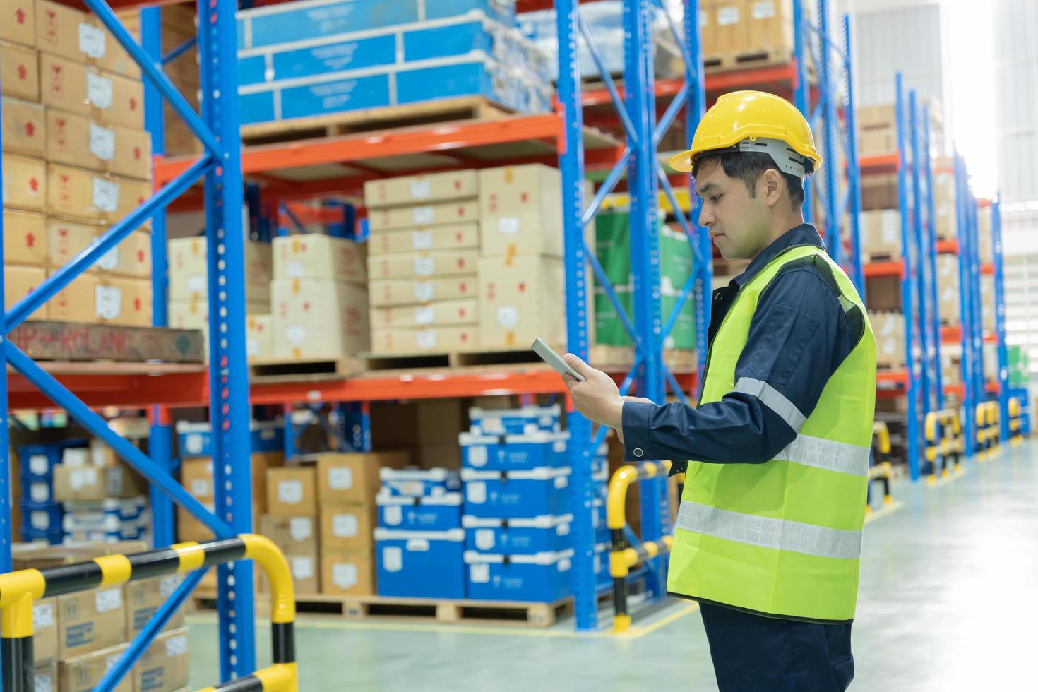 asiático masculino fábrica gerente inspeccionar bienes en almacén o inventario y cheque valores producto. transporte logístico negocio envío, entrega a clientes. inspección, almacén, almacenamiento, fábrica foto