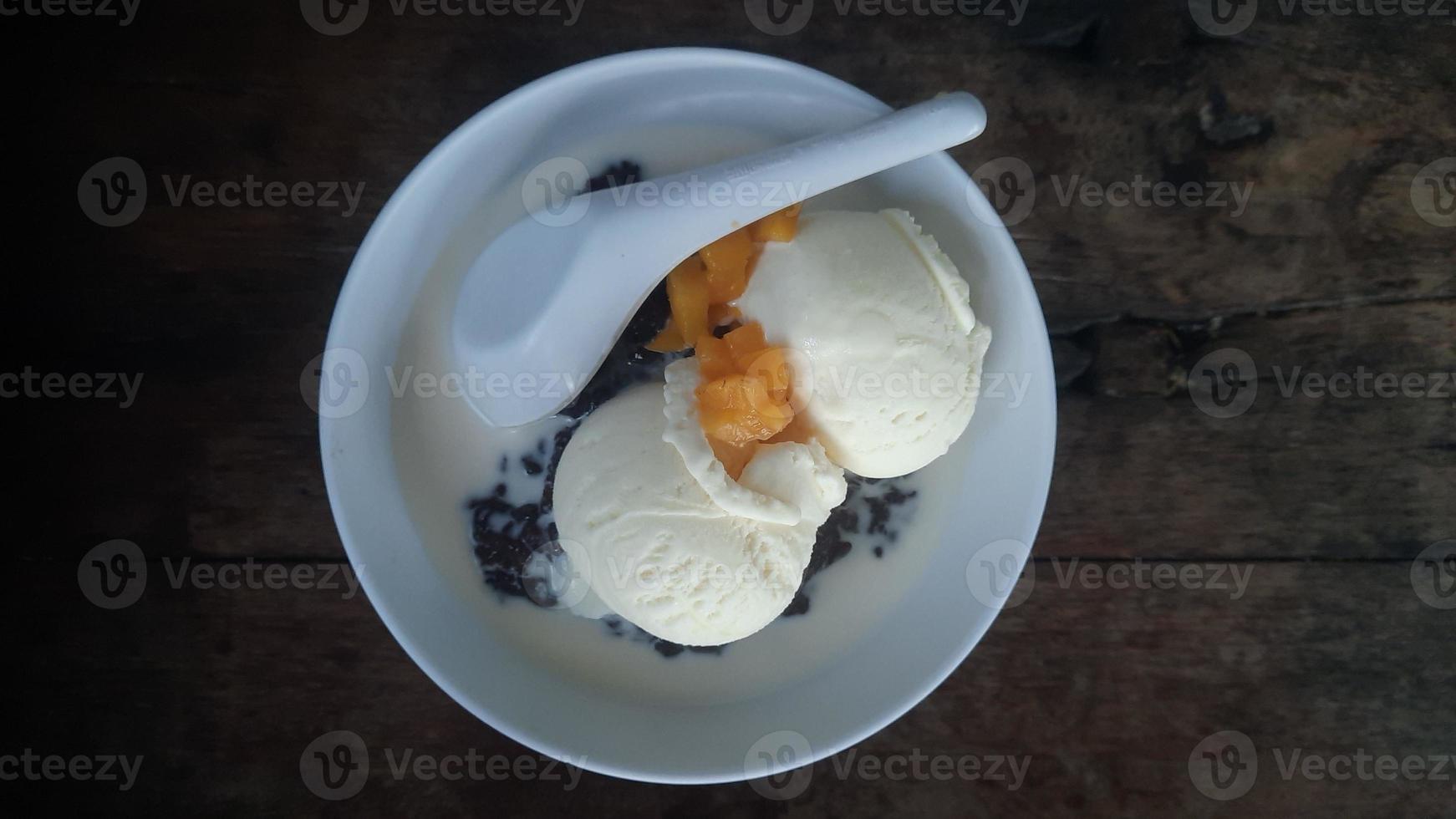 bubur ketan hitam o negro pegajoso arroz gachas de avena foto