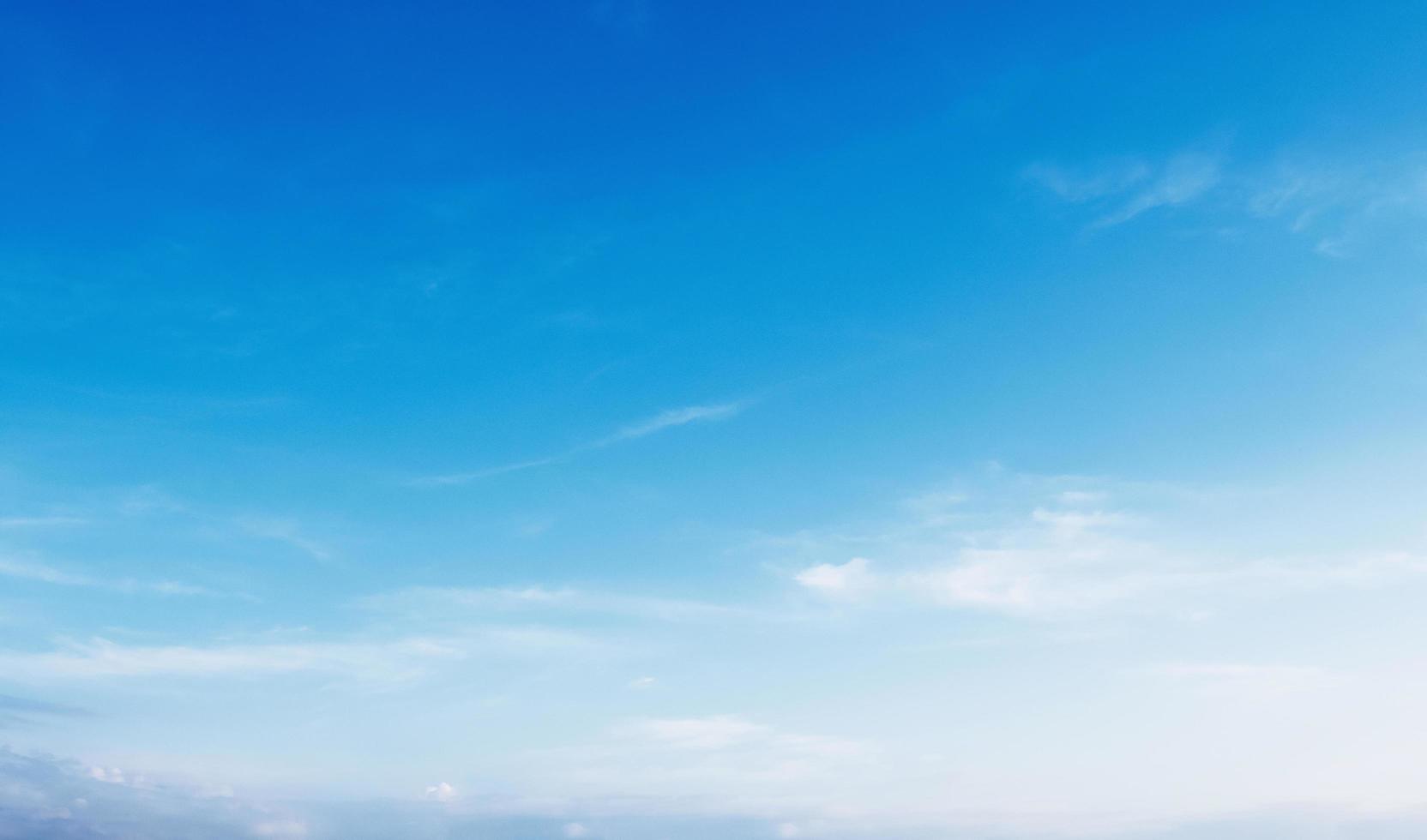 nube blanca con fondo de cielo azul foto