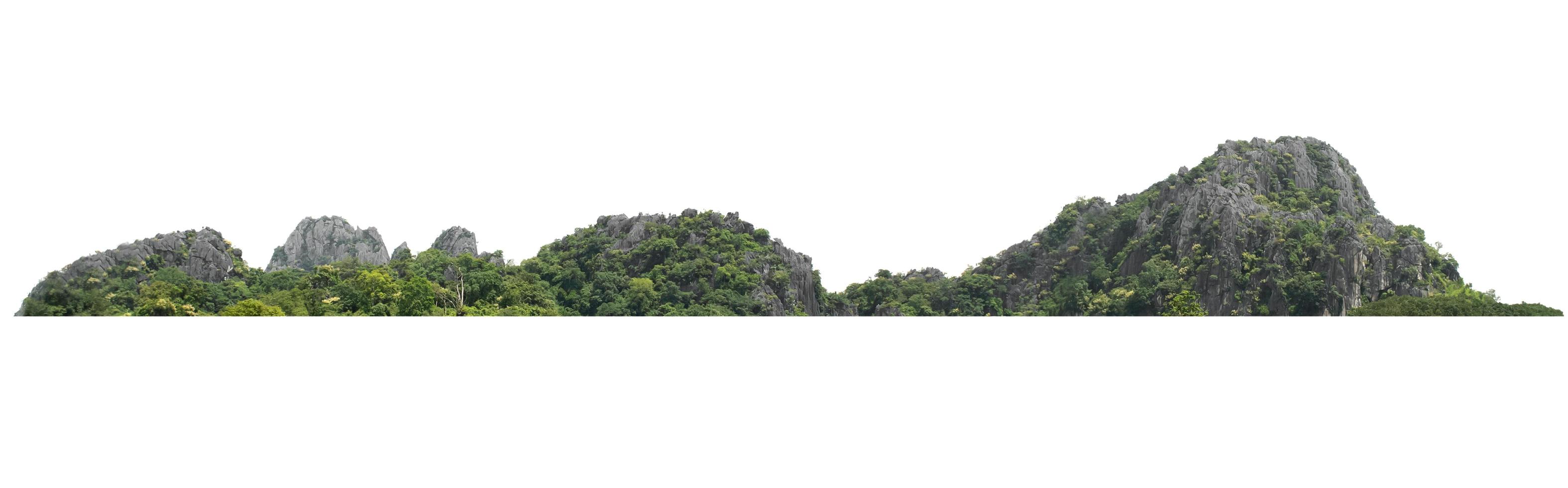 colina de montaña rocosa con bosque verde aislado sobre fondo blanco foto