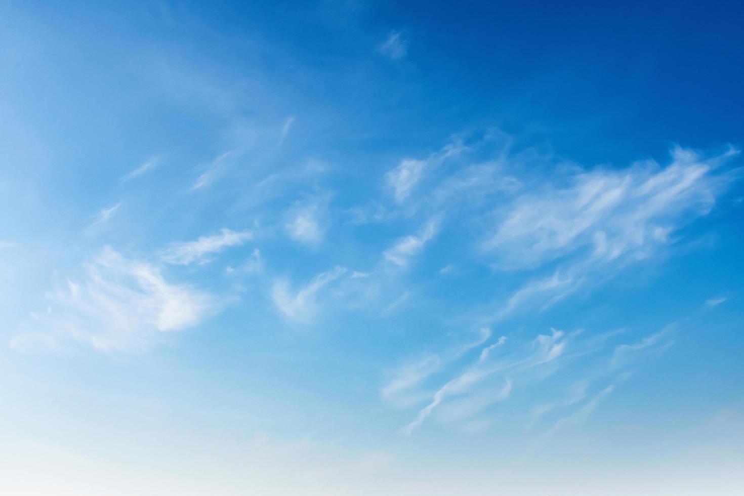 belleza azul cielo con blanco nubes antecedentes foto