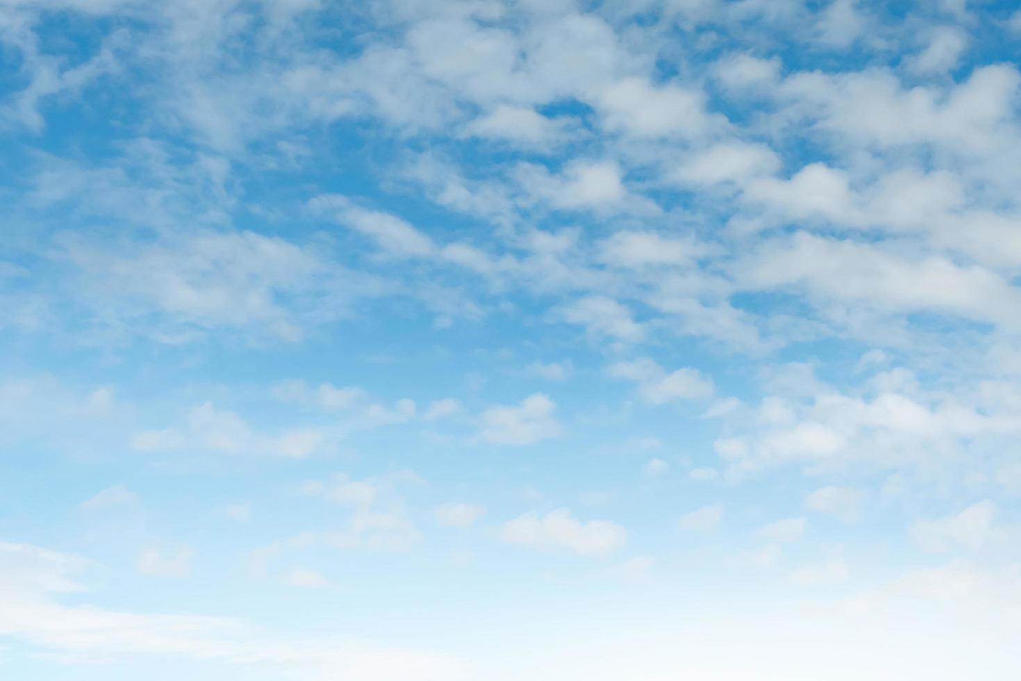 blanco nube en azul cielo en Mañana ligero antecedentes foto