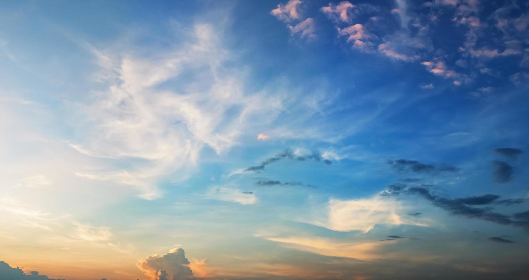 panorama puesta de sol con azul cielo y nube antecedentes foto