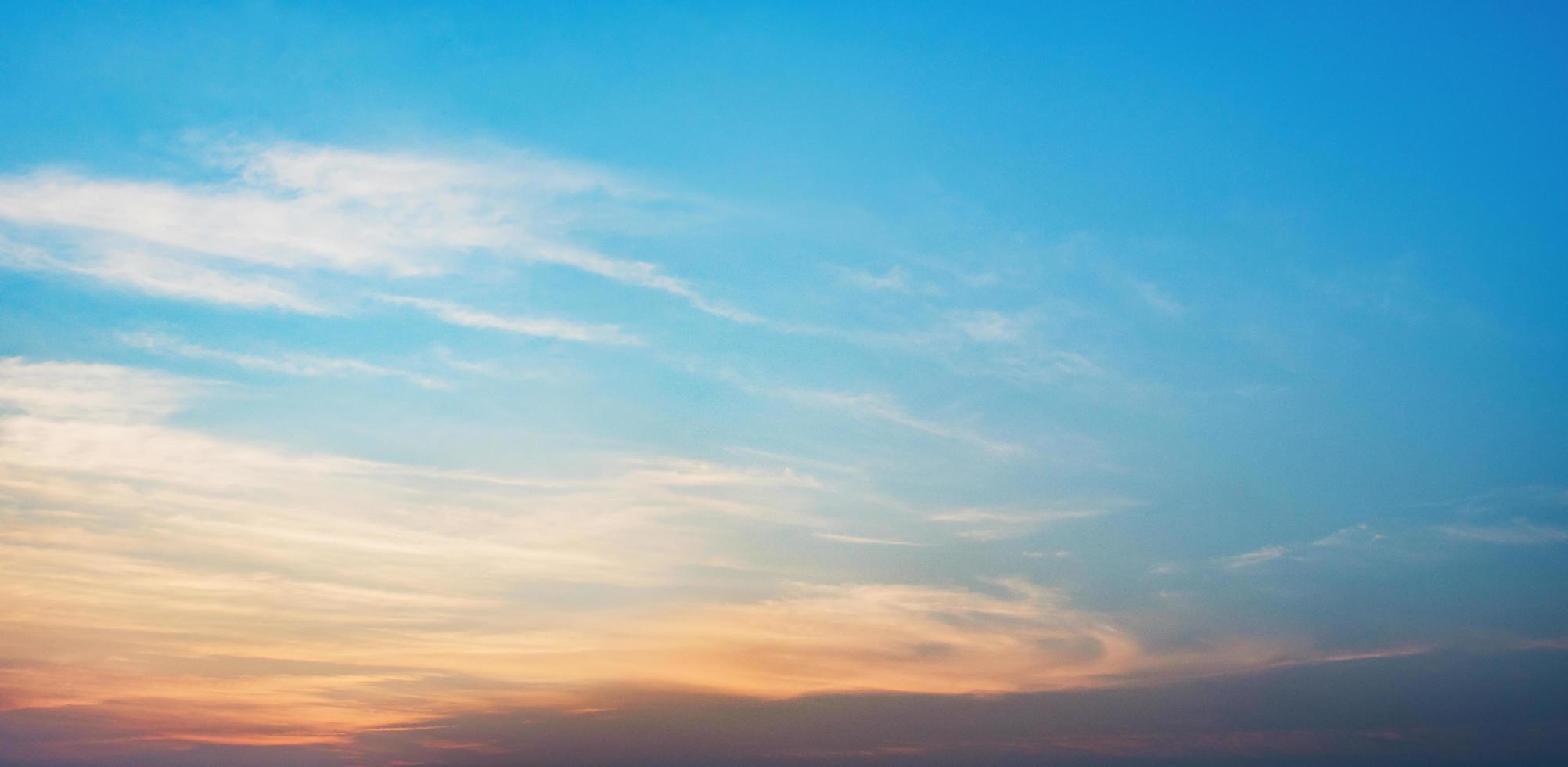 hermosa cielo puesta de sol con nube foto