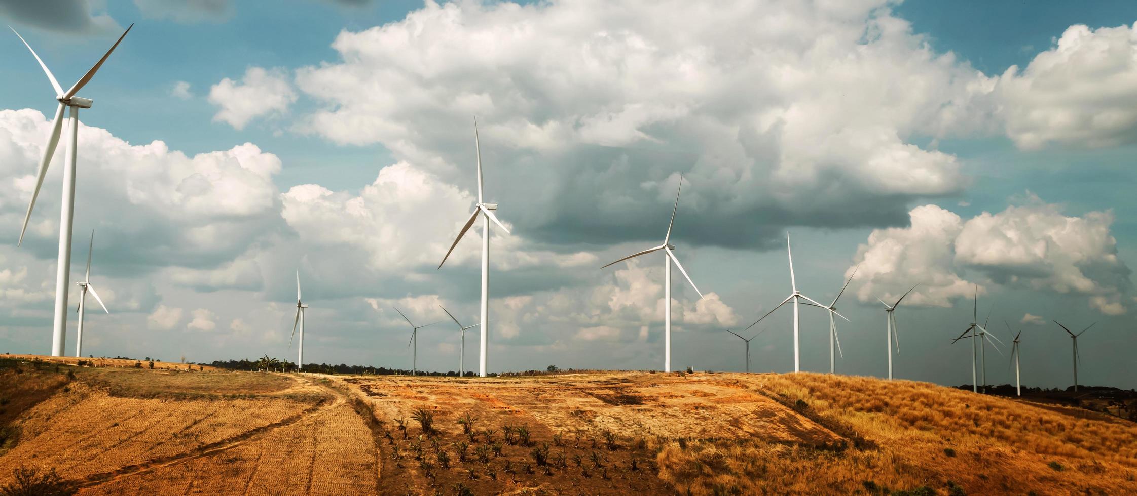 panorama viento turbina en colina. energía poder en naturaleza. eco concepto foto