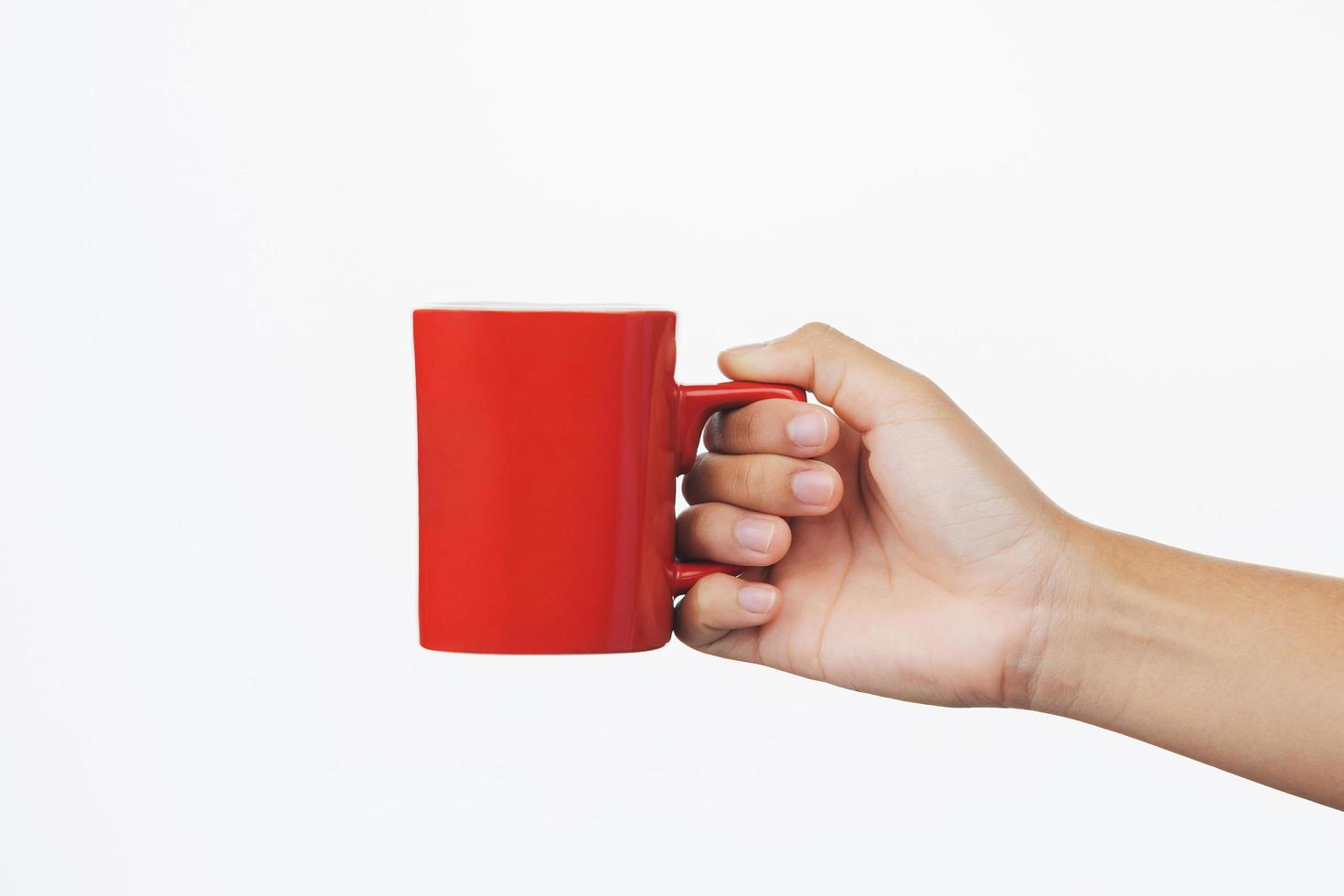 mano participación rojo café taza aislar en blanco antecedentes foto