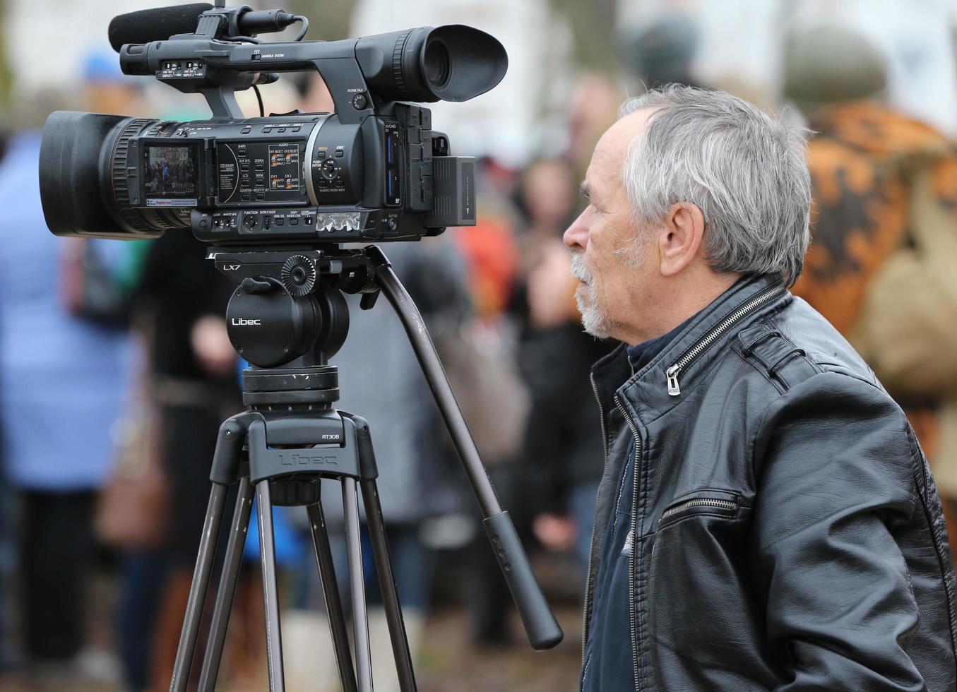 bielorrusia, el ciudad de gomil, noviembre 21, 2015. el calles de el ciudad. camarógrafo con un vídeo cámara. foto