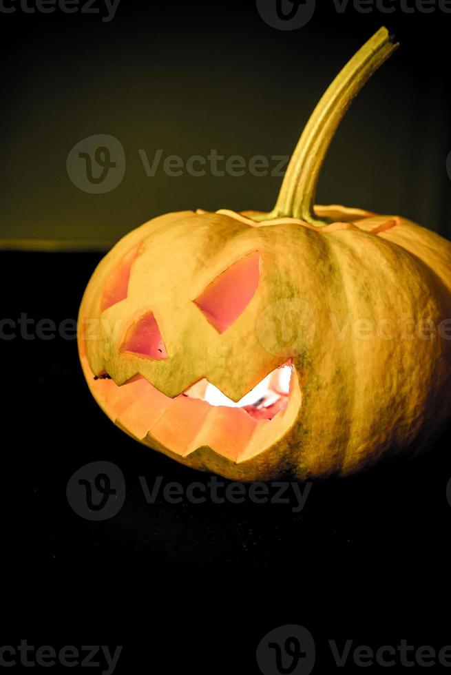 calabaza de halloween que brilla intensamente a la luz de las velas foto