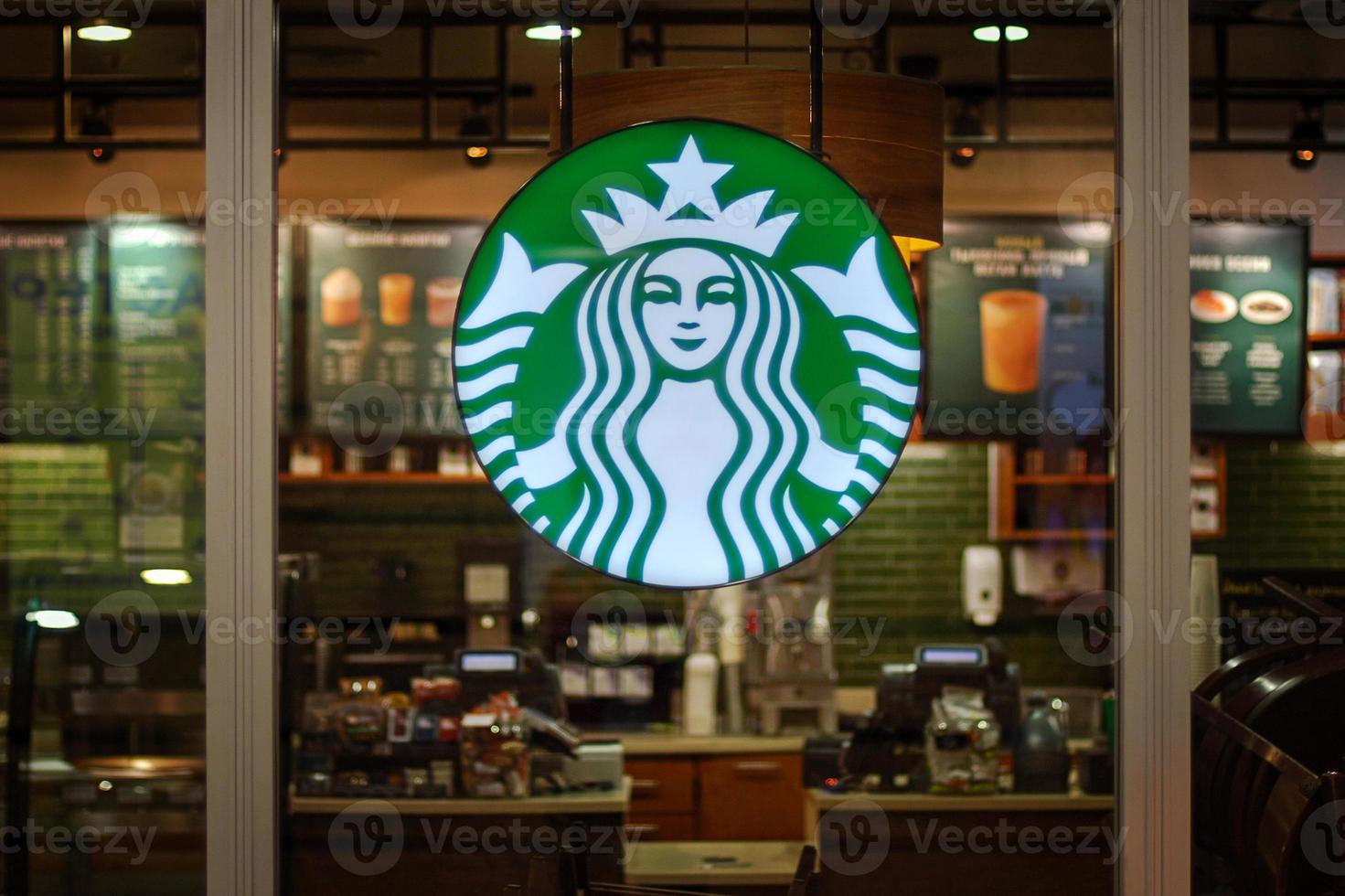 Starbucks café interior - empresa logo firmar en vaso puerta, Moscú, 27.09.2019 foto