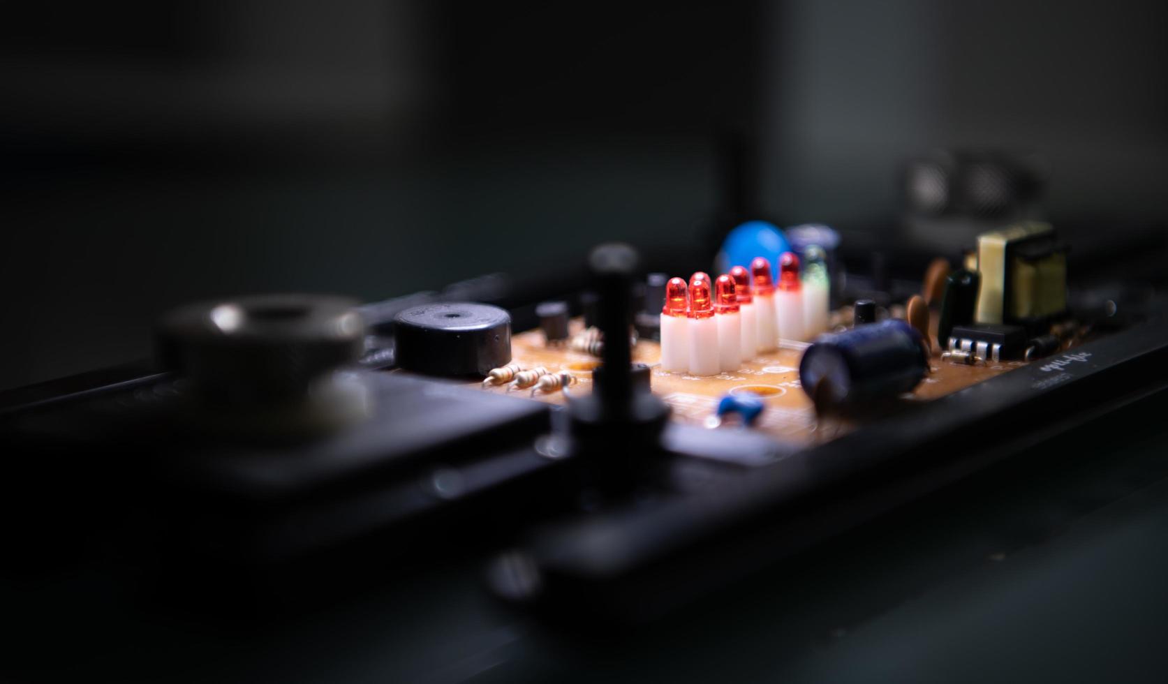 un pequeño circuito tablero a ser instalado en un robótico mano. a servir como un intermediario para recepción y enviando un conjunto de instrucciones escrito por ingenieros dejar el robot mano trabajo automáticamente. foto