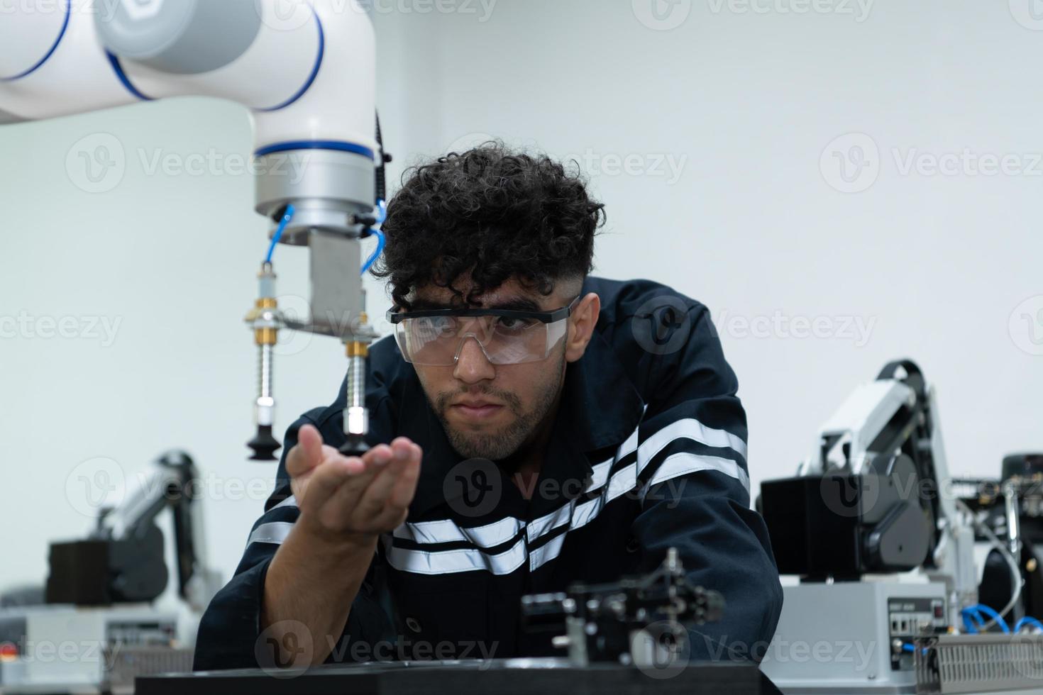 estudiantes estudiando robótico mano tecnología son aprendizaje cómo a construir robótico manos para un rango de industrial usos. foto