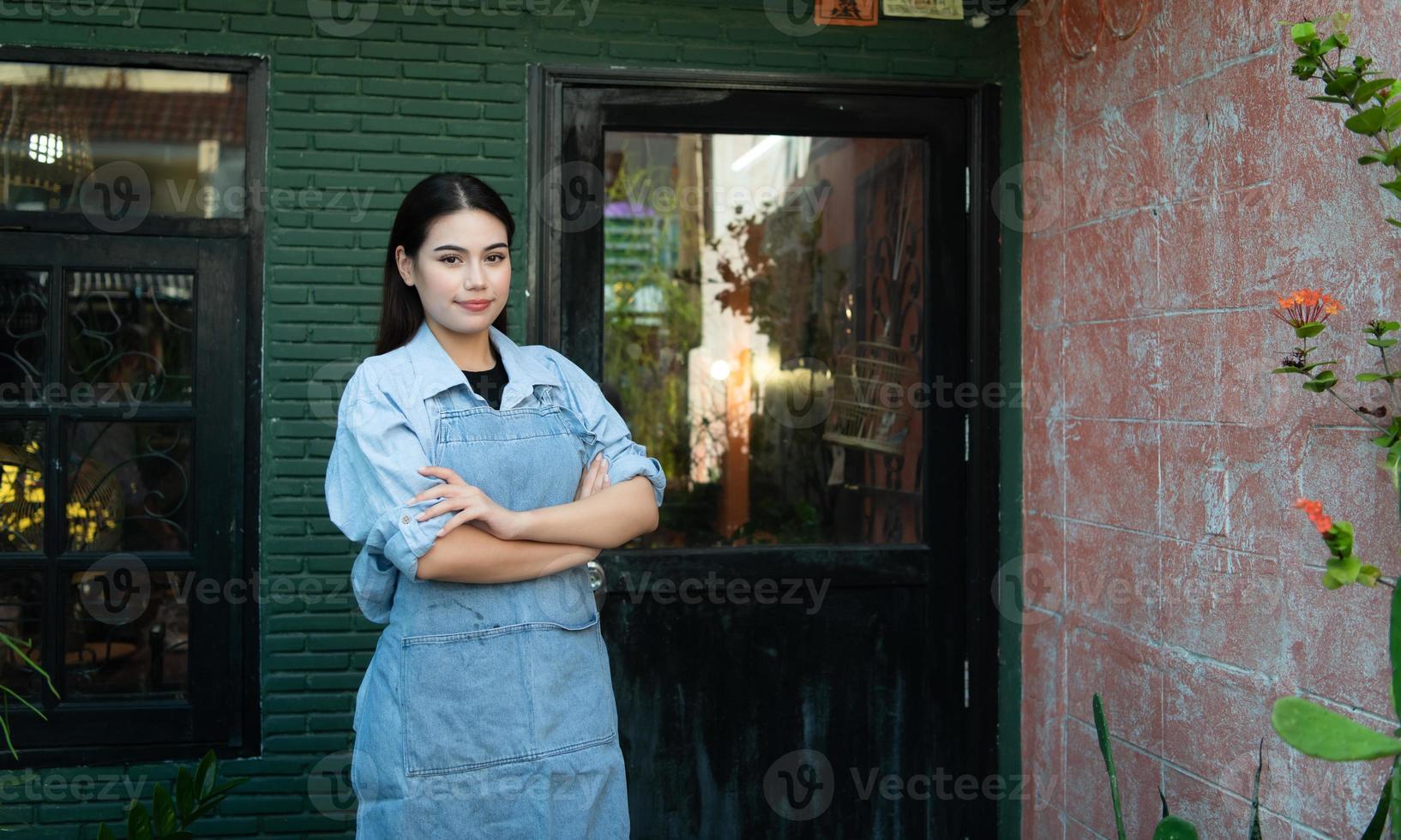 un joven mujer de negocios quien posee un cerámica colegio abierto el puerta a Bienvenido estudiantes quien amor a aprender cerámica. foto
