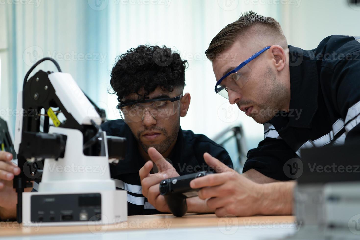 The robotic hand technology teacher is instructing new pupils on how to construct robotic hands for a variety of industrial applications. photo