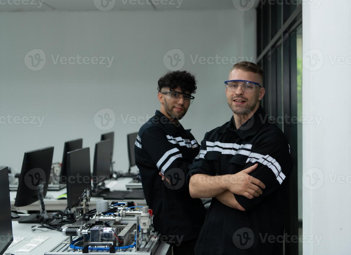 retrato de estudiantes estudiando robótico mano tecnología son aprendizaje cómo a construir robótico manos para un rango de industrial usos. foto