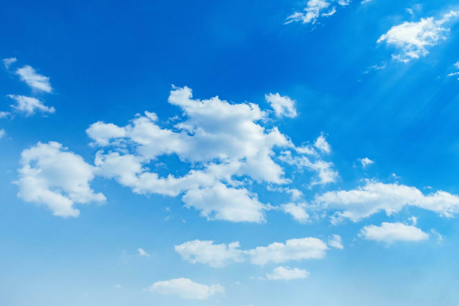 hermoso azul cielo con blanco nube y Brillo Solar antecedentes foto