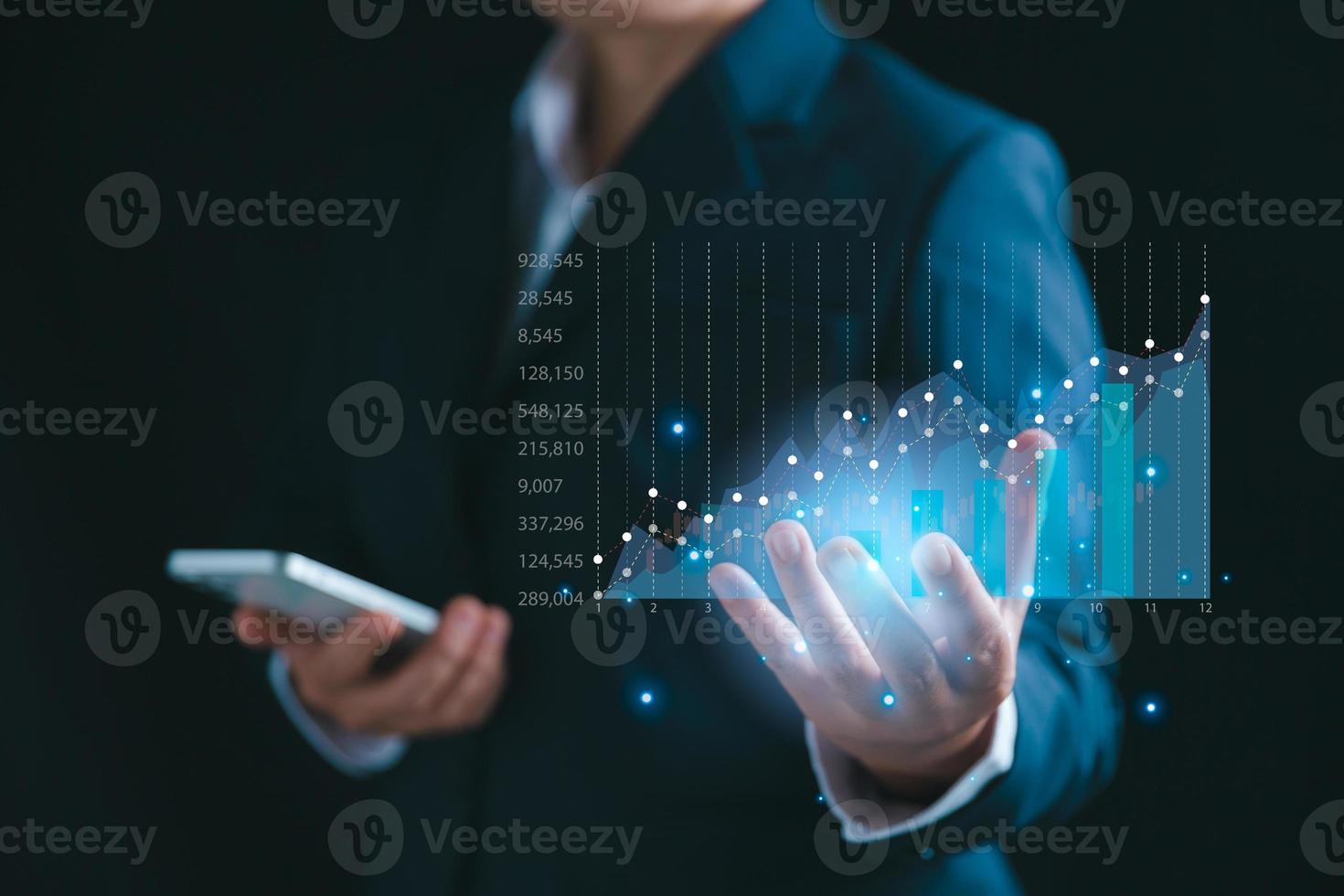 analizar negocio datos con ciber tecnología. negocio análisis y financiero inversión con tecnología concepto. desarrollo a éxito y creciente crecimiento, analizando financiero grafico en virtual pantalla. foto