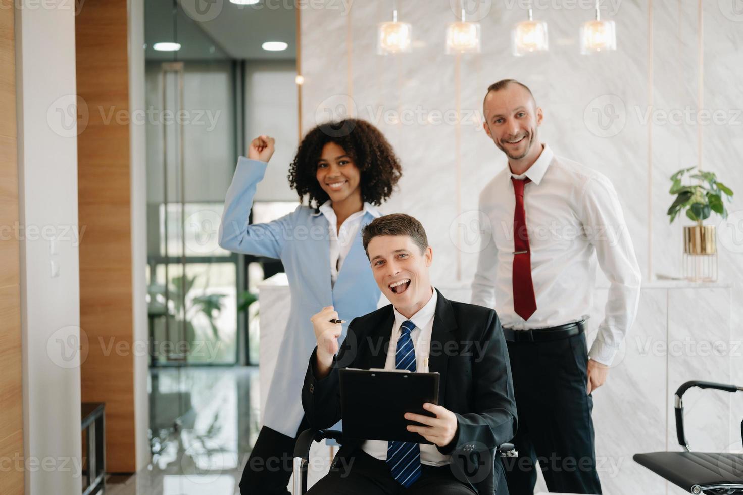 joven negocio equipo creativo gente de negocios compañero de trabajo, trabajo en equipo celebrando logro y en planificación diseño en creativo en oficina foto