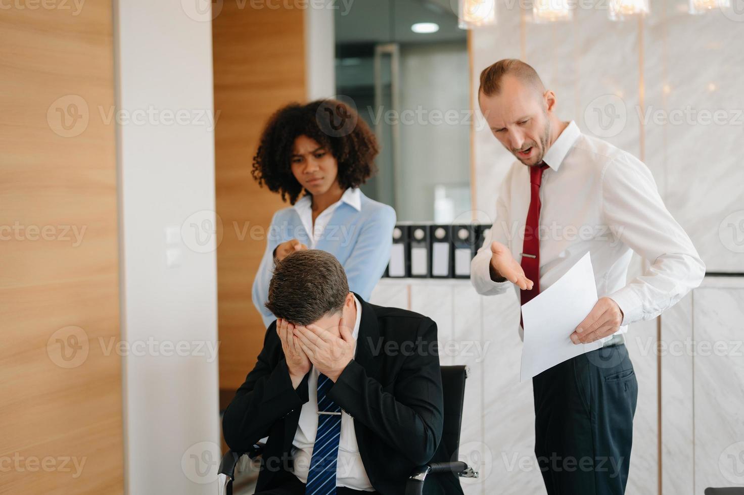 equipo pensando de problema solución a oficina reunión, triste diverso negocio personas grupo conmocionado por malo noticias, trastornado colegas en pánico después empresa bancarrota concepto foto