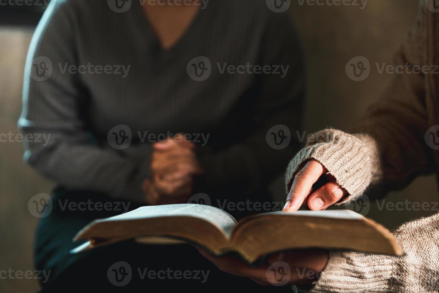 pequeño grupo de asiático personas Orando Adoración creer. equipos de amigos Adoración juntos antes de estudiando santo Biblia. familia Orando juntos en iglesia. pequeño grupo aprendizaje con oración concepto. foto