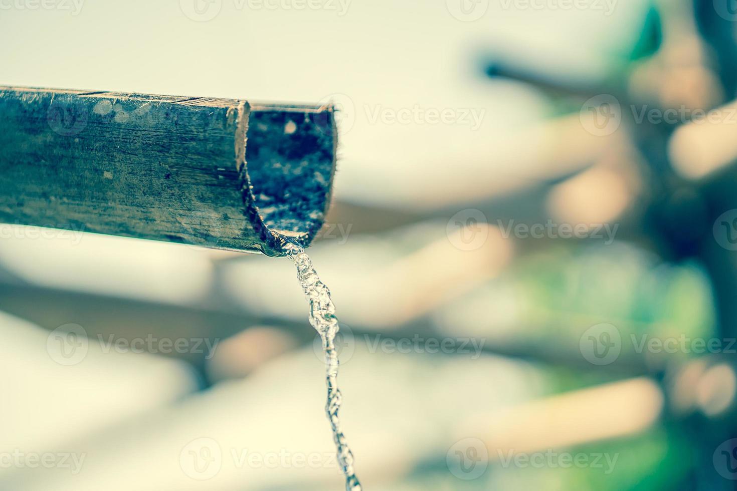 fuente de bambú con agua foto