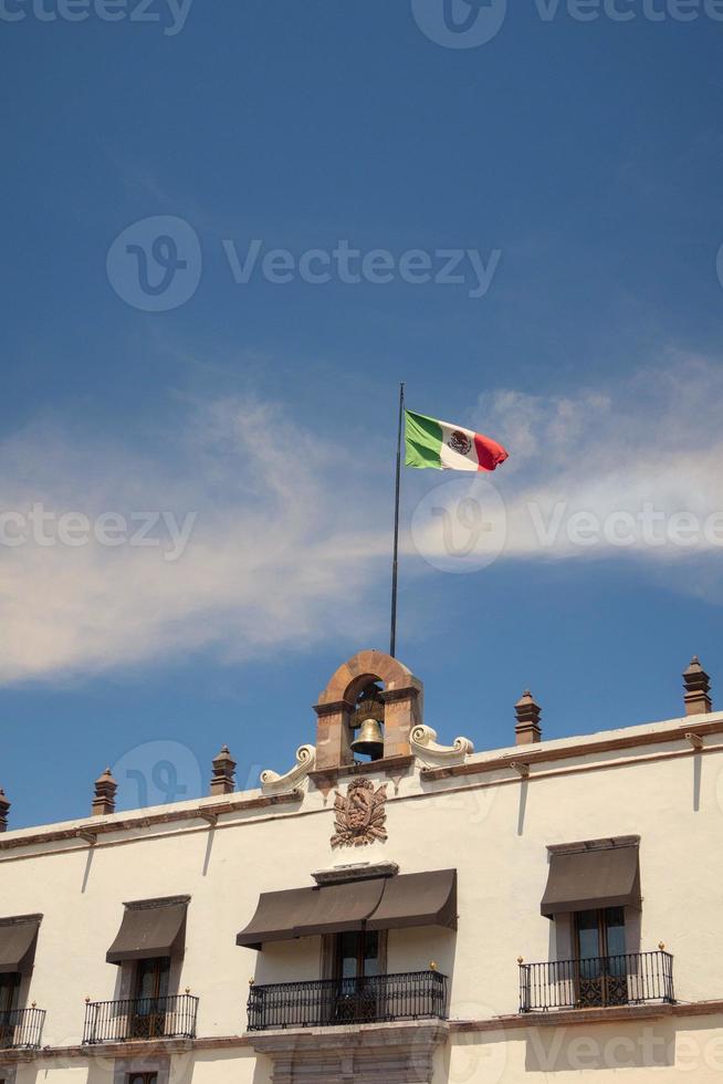 Querétaro ciudad mexico céntrico plaza independencia con mexico bandera foto