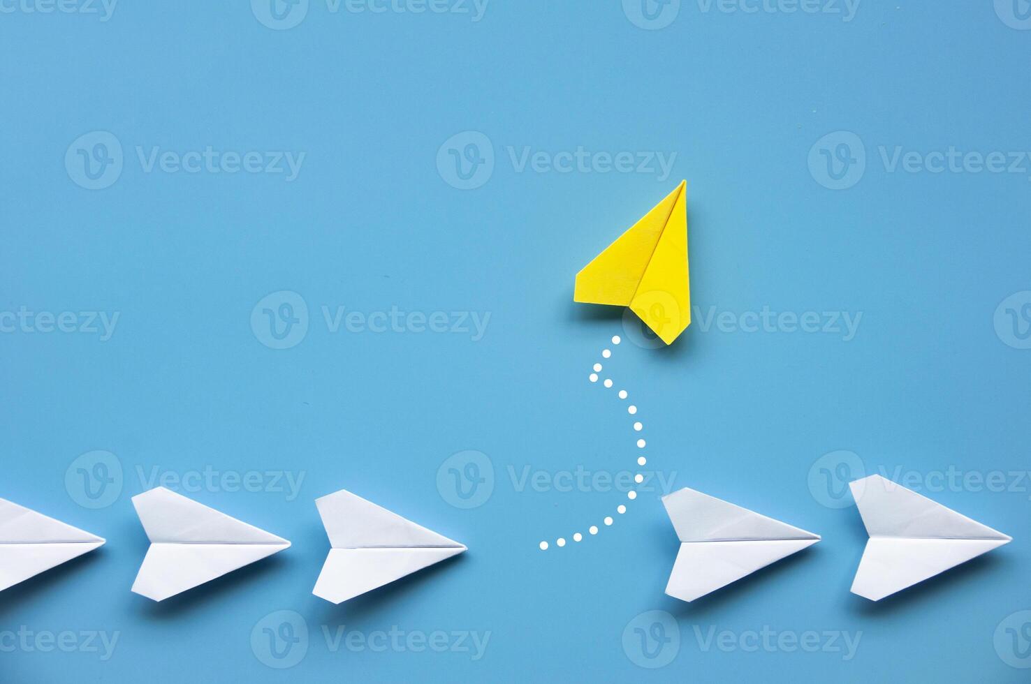 amarillo papel avión origami dejando otro blanco aviones en azul antecedentes con personalizable espacio para texto o ideas liderazgo habilidades concepto y Copiar espacio foto