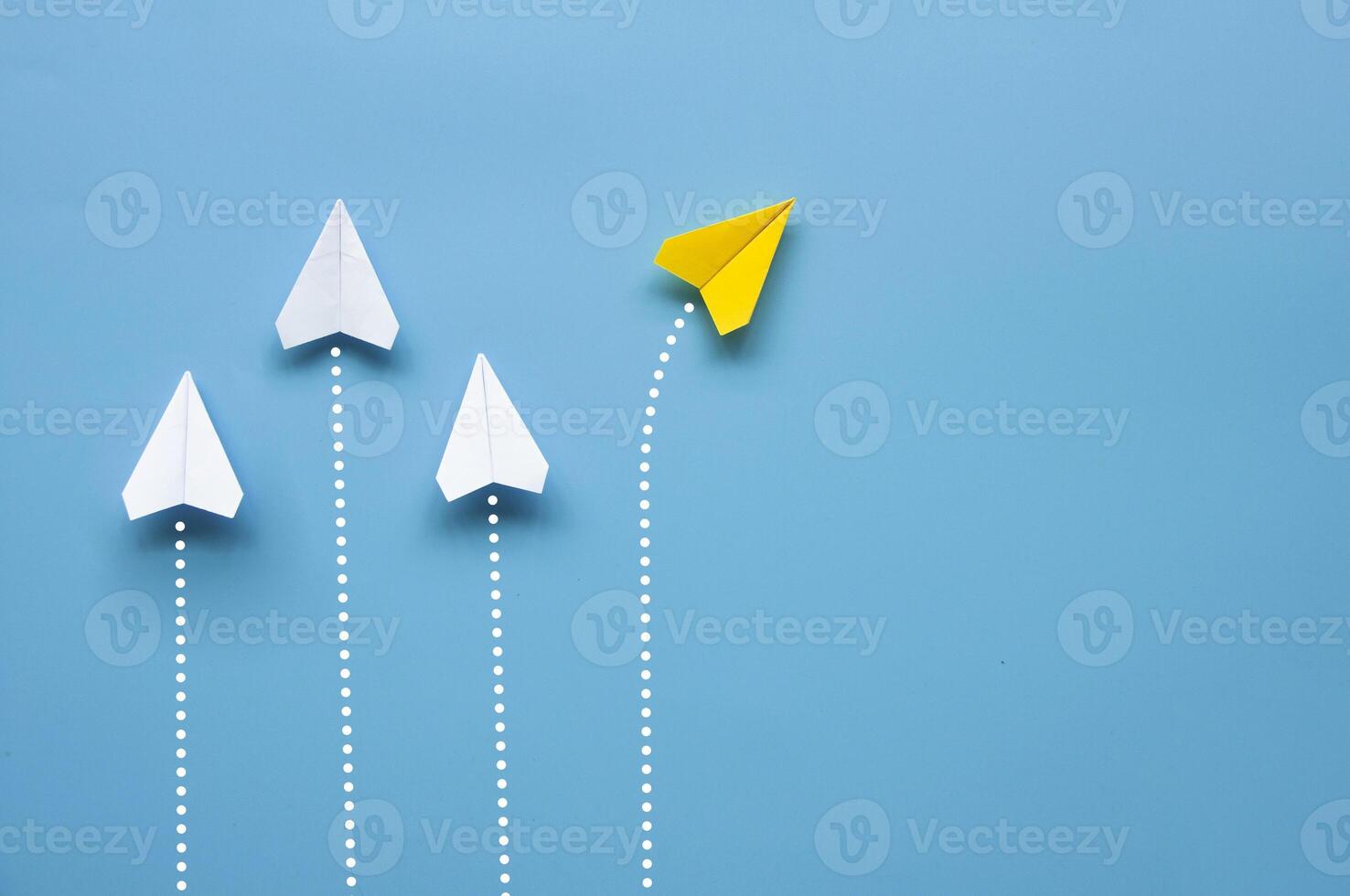 parte superior ver de papel avión - amarillo papel avión origami volador a un diferente dirección dejando otro blanco aviones en azul antecedentes con personalizable espacio para texto o ideas foto