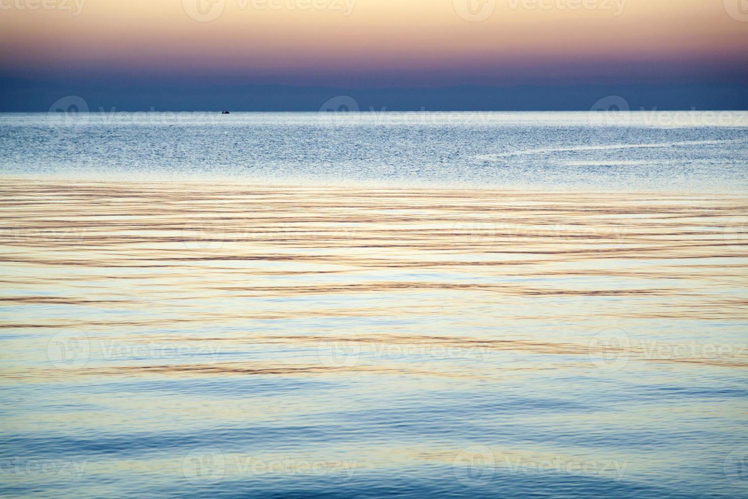 Mediterráneo mar antes de el amanecer foto