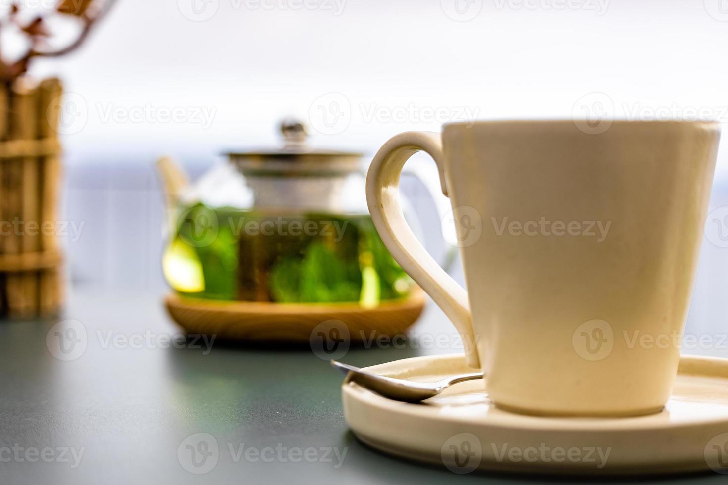 un calmante taza de té en el mesa foto