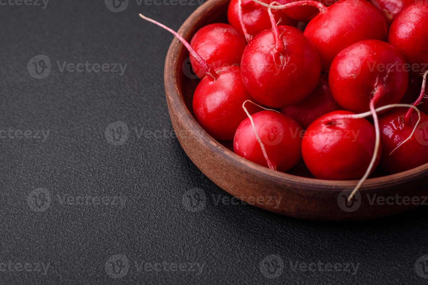 delicioso Fresco crudo rojo rábano para haciendo sano ensalada foto