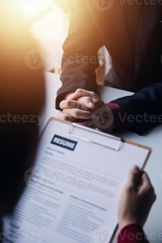 cerca arriba ver de trabajo entrevista en oficina, atención en currículum escritura consejos, empleador revisando bueno CV de preparado experto solicitante, reclutador considerando solicitud, hora gerente haciendo contratación decisión foto