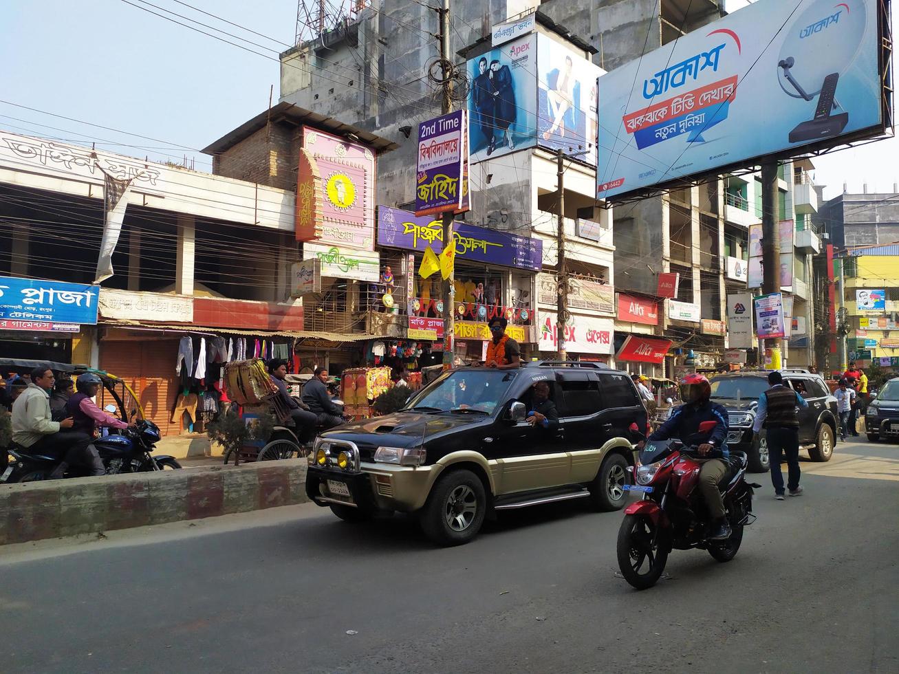 rangpur, Bangladesh 2023. político líder. alcalde de rangpur ciudad con su gobierno coche. ciudad calle con un un montón de administración.de.personas de Bangladesh a rangpur ciudad. foto
