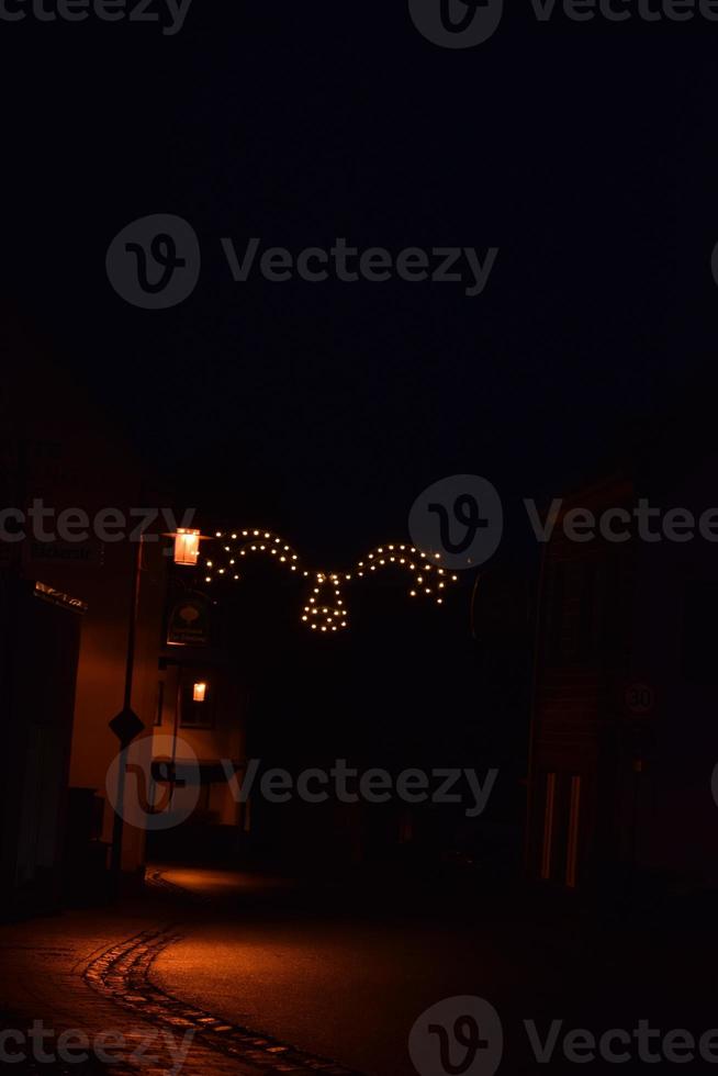 Navidad luces a través de el calle foto