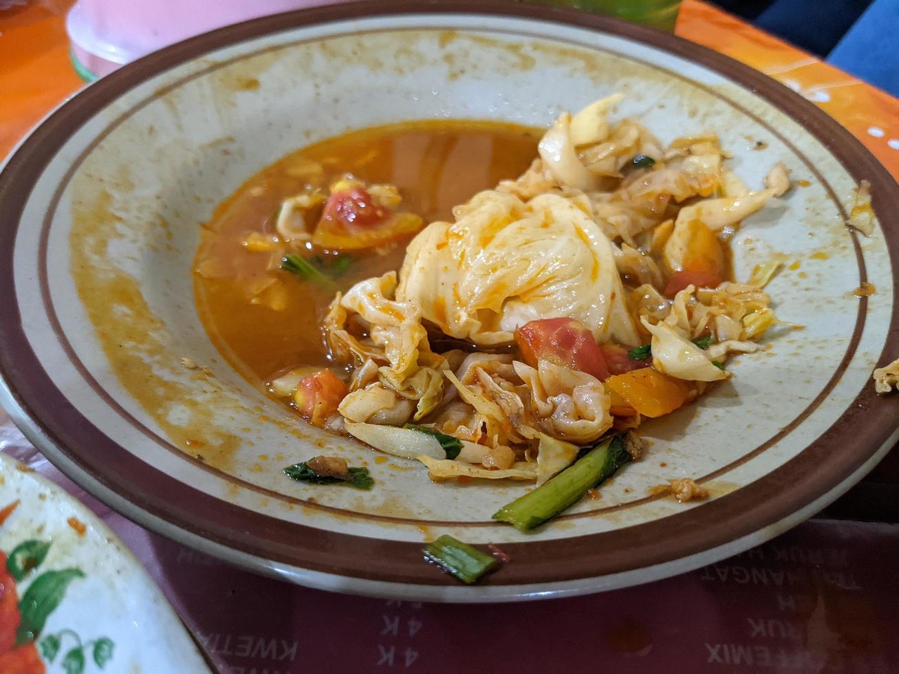 plato y cuenco después terminar cena en el tradicional restaurante. el foto es adecuado a utilizar para comida fondo, póster y comida contenido medios de comunicación.