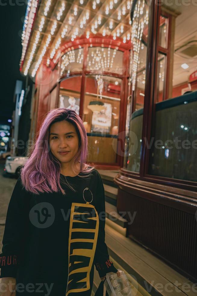 púrpura pelo asiático mujer expresión a restaurante foto