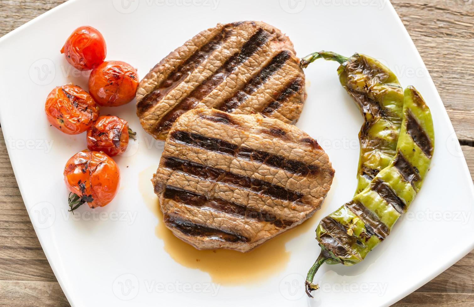 filetes de ternera en el plato cuadrado blanco foto