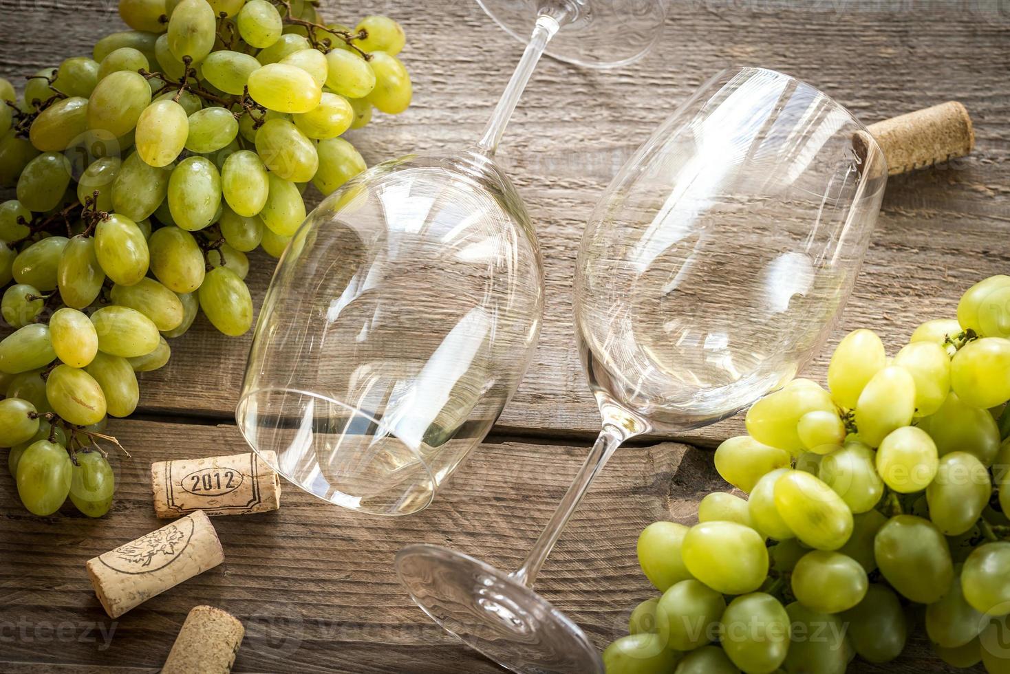 lentes de blanco vino con uva foto