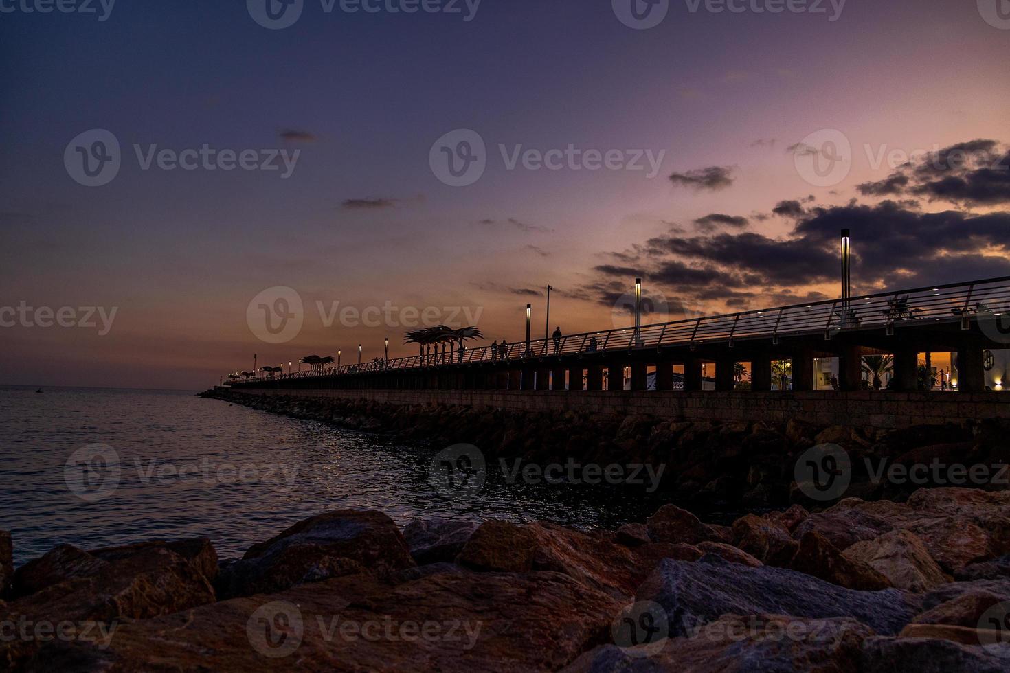 l puesta de sol paisaje de alicante España con muelle foto