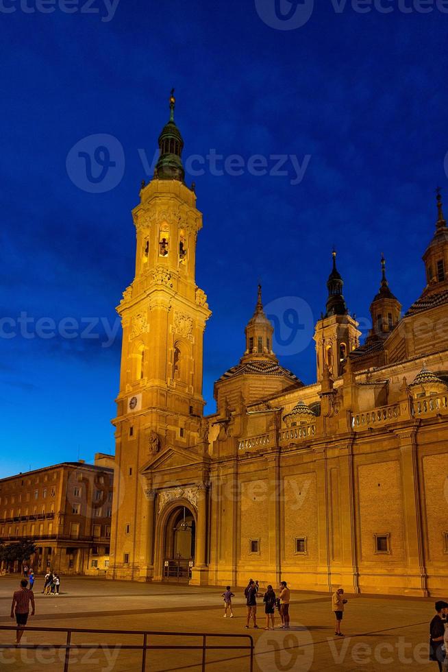 histórico catedral zaragoza a noche y verano noche foto
