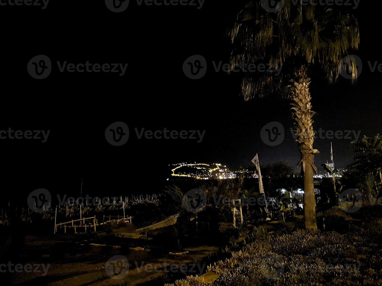noche ver de el turco ciudad de Alanya con luces en el colina foto