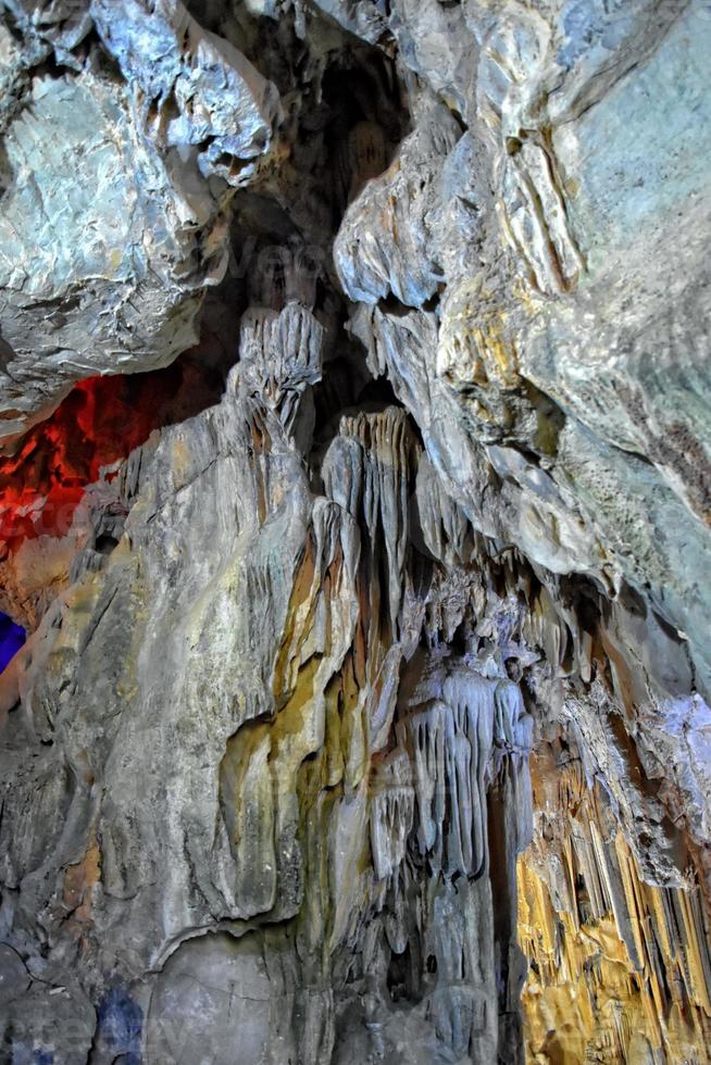 interesante original cueva en el turco montañas con estalactitas y estalagmitas creando el antecedentes foto